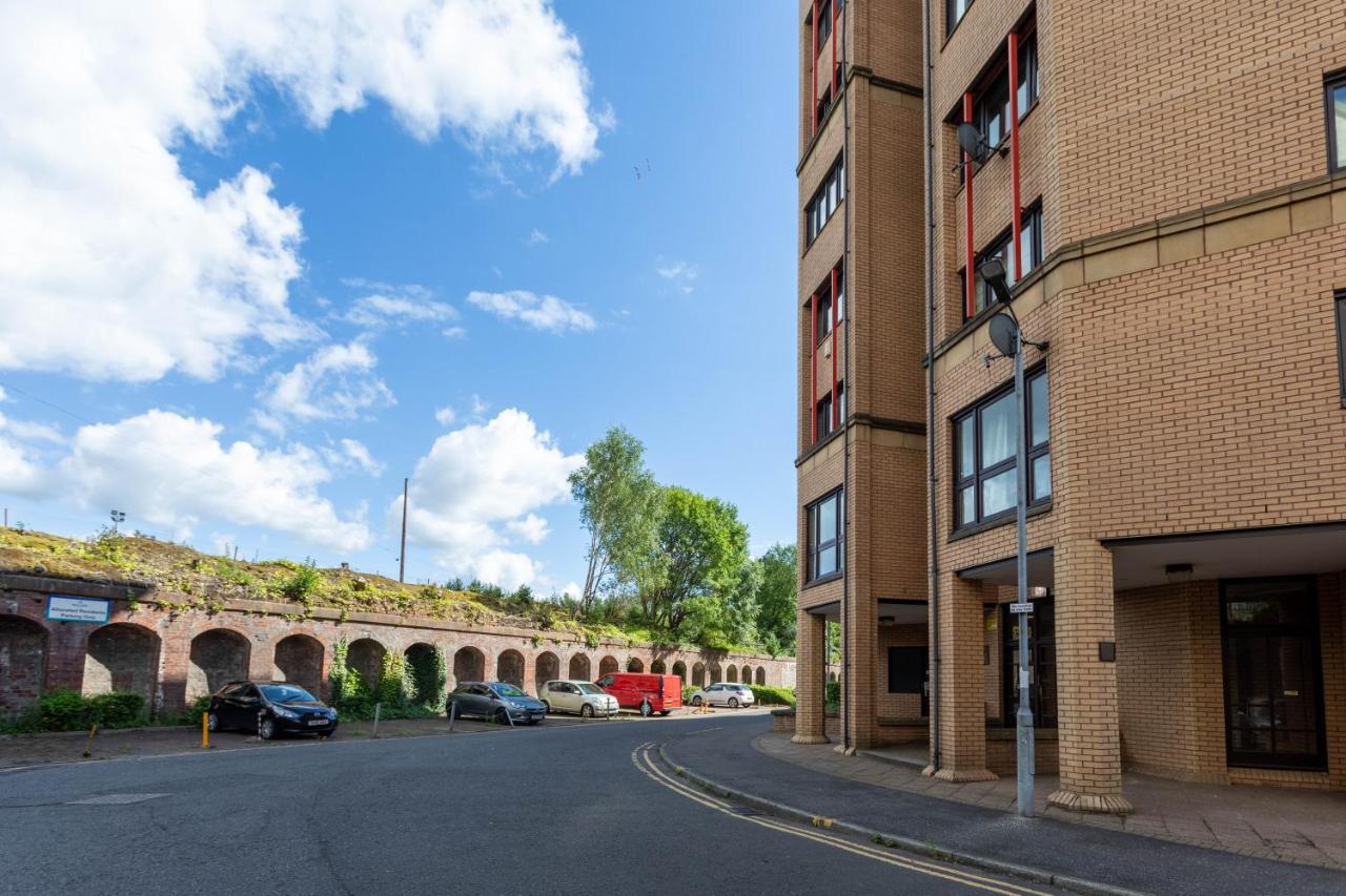 Stunning 1 Bed Merchant City Apartment With Parking Глазгоу Екстериор снимка