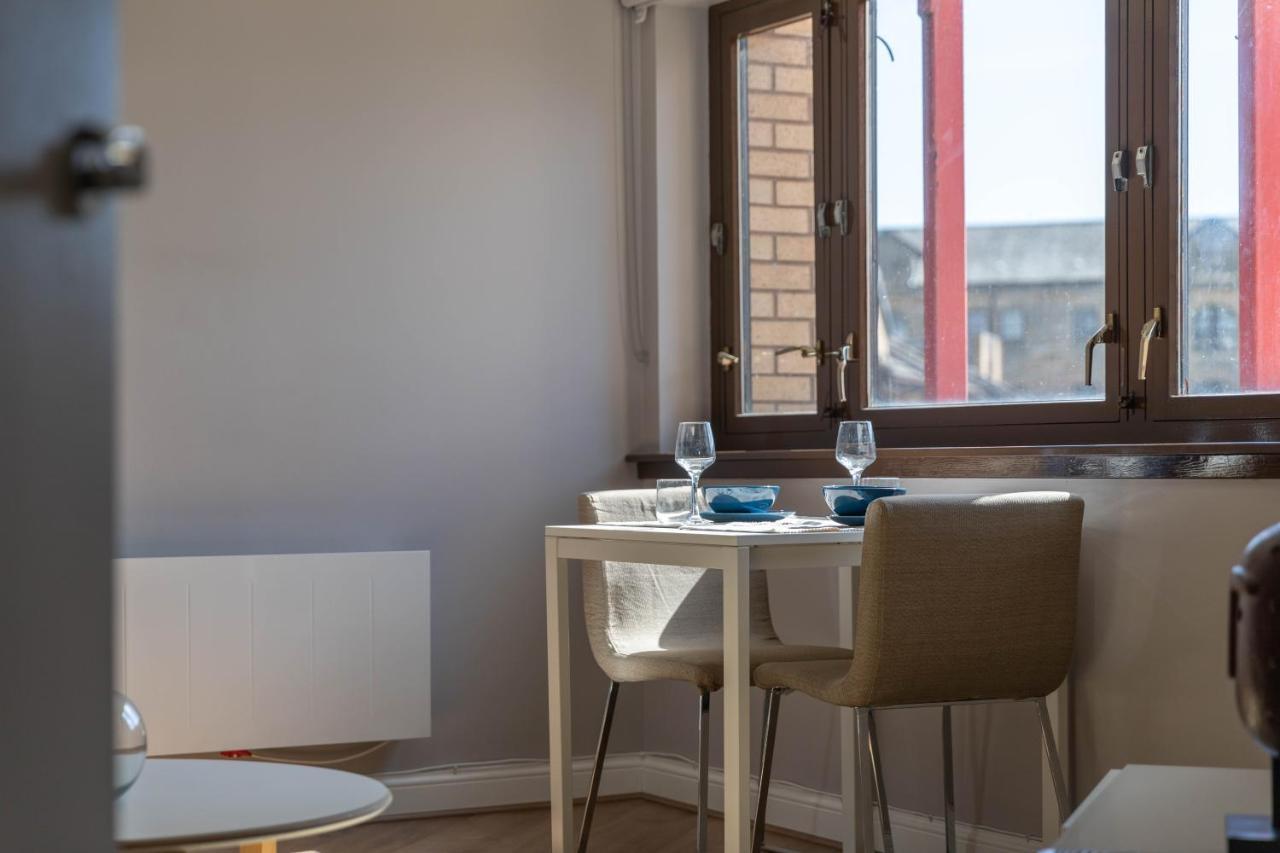Stunning 1 Bed Merchant City Apartment With Parking Глазгоу Екстериор снимка